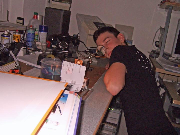 09 02 28 004.jpg - Tim blickt durch unser selbstkonstruiertes Mikroskop